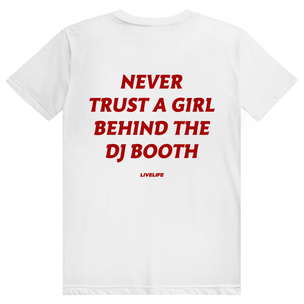 Never Trust A Girl Behind The DJ - Lustiges DJ Festival Statement - Premium Bio Unisex (Rückendruck) T-Shirt