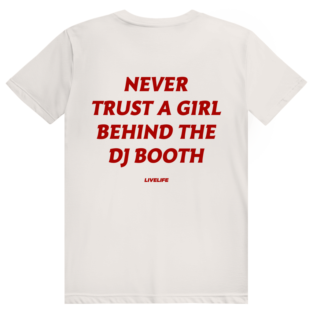 Never Trust A Girl Behind The DJ - Lustiges DJ Festival Statement - Premium Bio Unisex (Rückendruck) T-Shirt