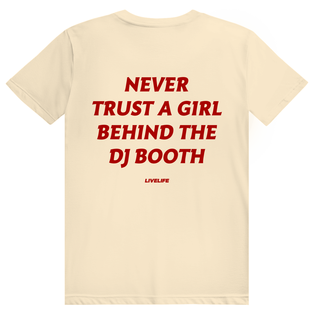 Never Trust A Girl Behind The DJ - Lustiges DJ Festival Statement - Premium Bio Unisex (Rückendruck) T-Shirt