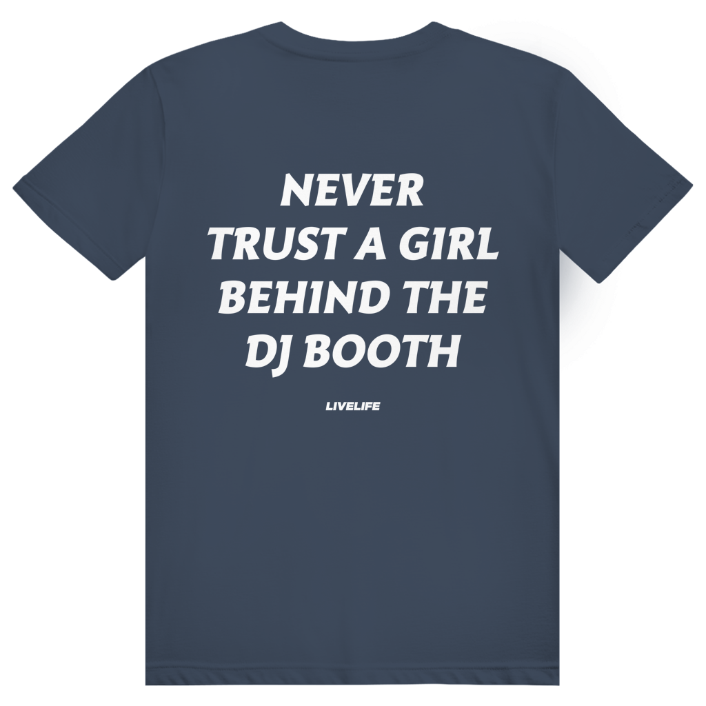 Never Trust A Girl Behind The DJ - Lustiges DJ Festival Statement - Premium Bio Unisex (Rückendruck) T-Shirt