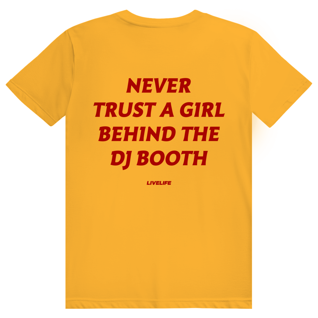 Never Trust A Girl Behind The DJ - Lustiges DJ Festival Statement - Premium Bio Unisex (Rückendruck) T-Shirt