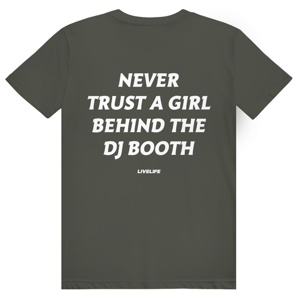 Never Trust A Girl Behind The DJ - Lustiges DJ Festival Statement - Premium Bio Unisex (Rückendruck) T-Shirt