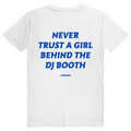 Never Trust A Girl Behind The DJ - DJ Festival Statement - Premium Bio Unisex (Rückendruck) T-Shirt