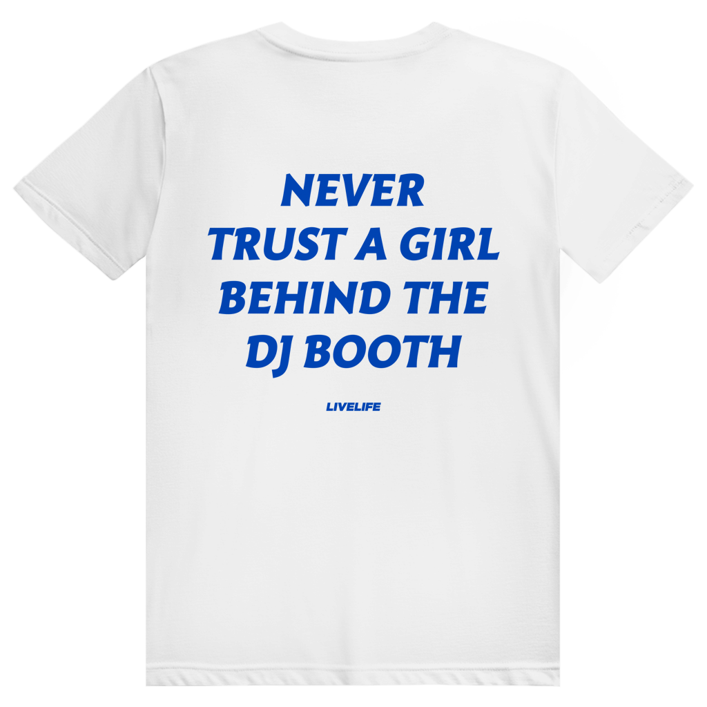 Never Trust A Girl Behind The DJ - DJ Festival Statement - Premium Bio Unisex (Rückendruck) T-Shirt
