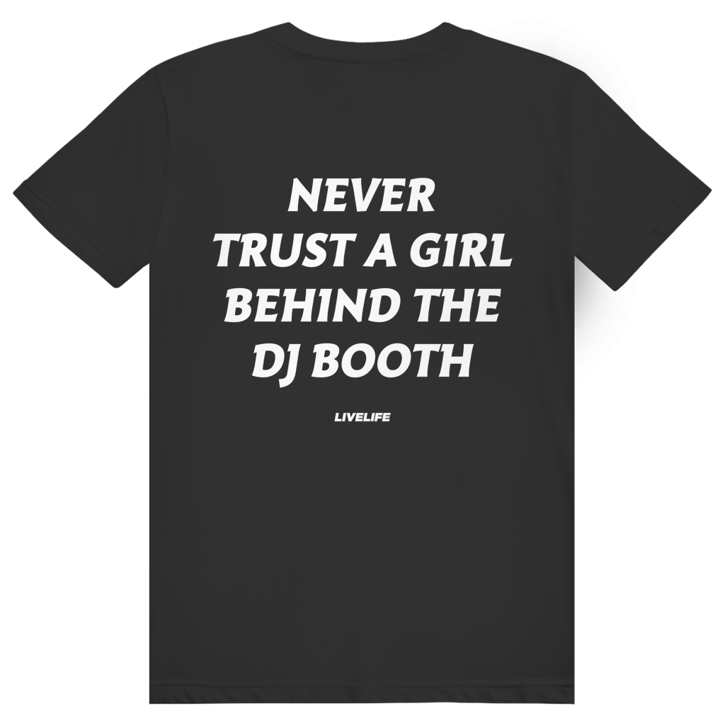 Never Trust A Girl Behind The DJ - DJ Festival Statement - Premium Bio Unisex (Rückendruck) T-Shirt