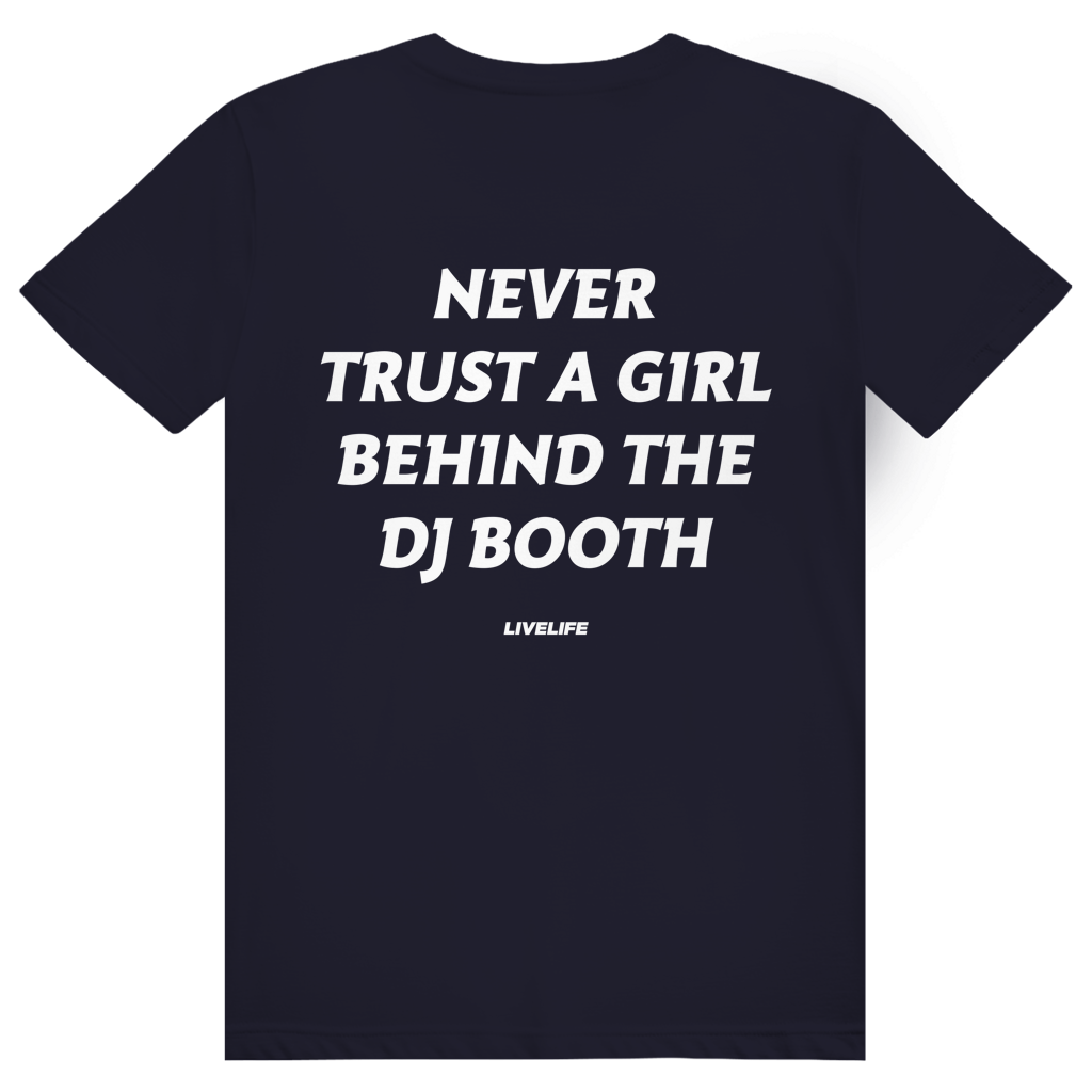 Never Trust A Girl Behind The DJ - DJ Festival Statement - Premium Bio Unisex (Rückendruck) T-Shirt
