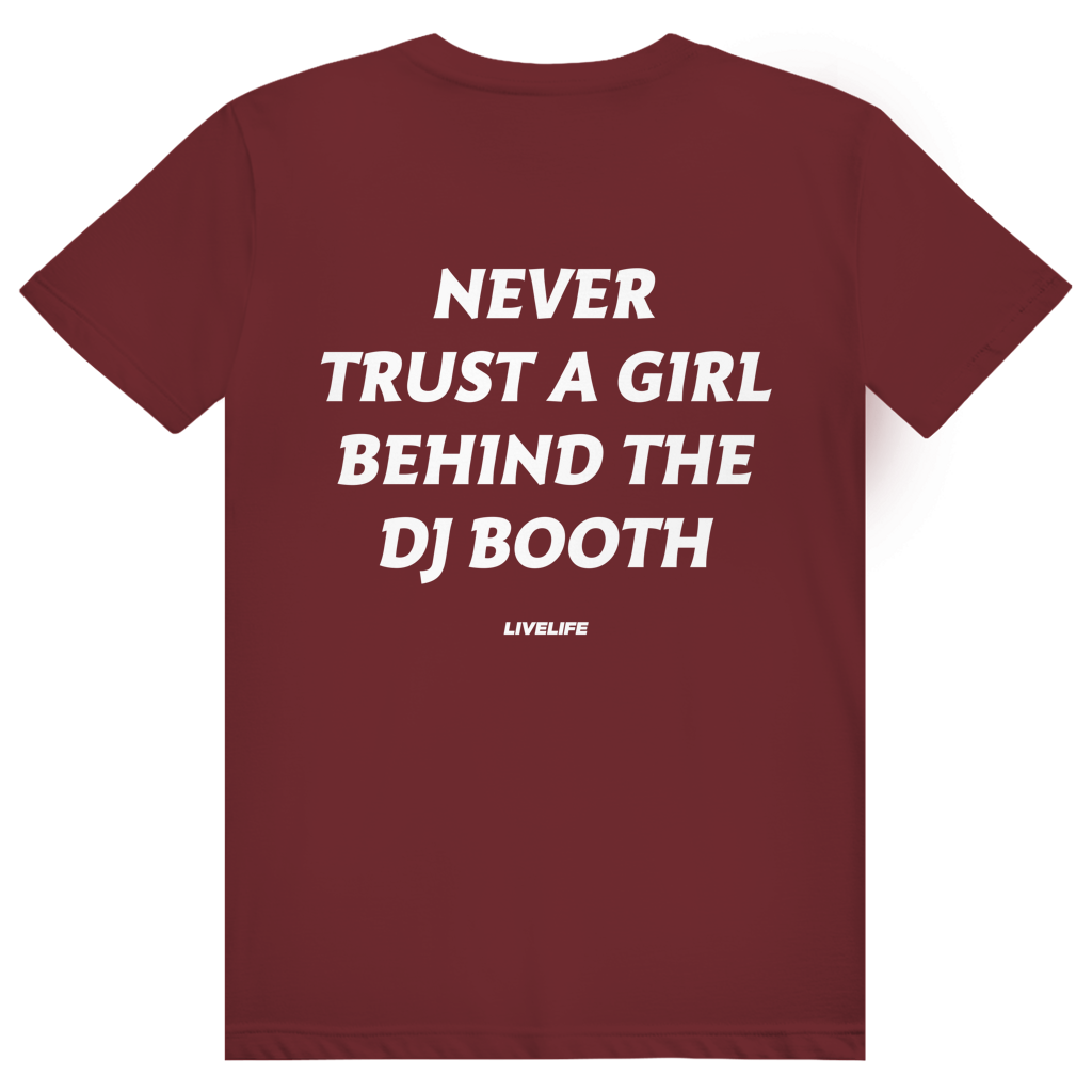 Never Trust A Girl Behind The DJ - DJ Festival Statement - Premium Bio Unisex (Rückendruck) T-Shirt