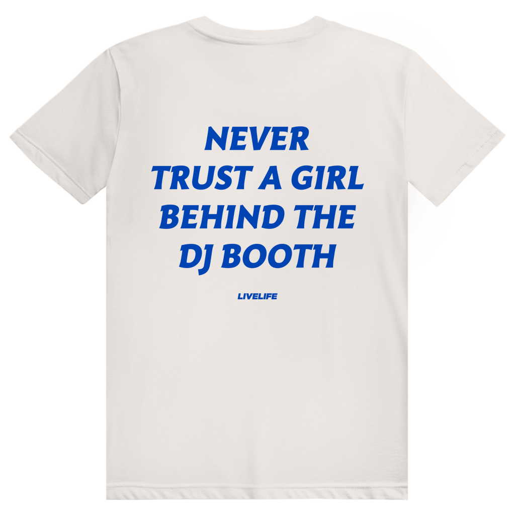 Never Trust A Girl Behind The DJ - DJ Festival Statement - Premium Bio Unisex (Rückendruck) T-Shirt