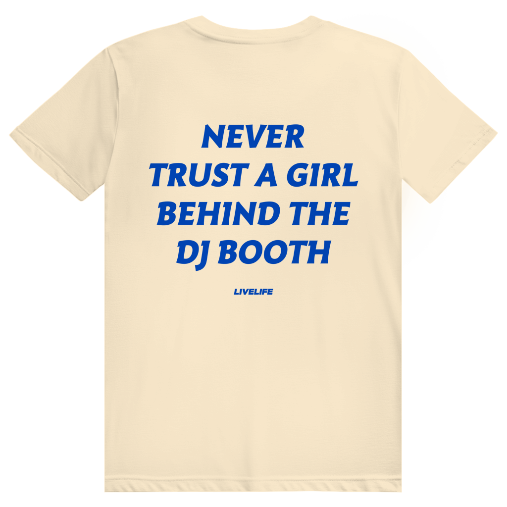 Never Trust A Girl Behind The DJ - DJ Festival Statement - Premium Bio Unisex (Rückendruck) T-Shirt