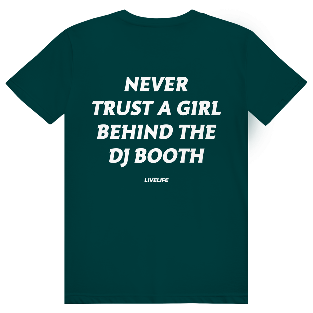 Never Trust A Girl Behind The DJ - DJ Festival Statement - Premium Bio Unisex (Rückendruck) T-Shirt