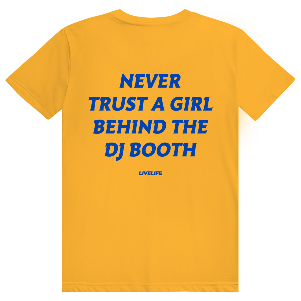 Never Trust A Girl Behind The DJ - DJ Festival Statement - Premium Bio Unisex (Rückendruck) T-Shirt